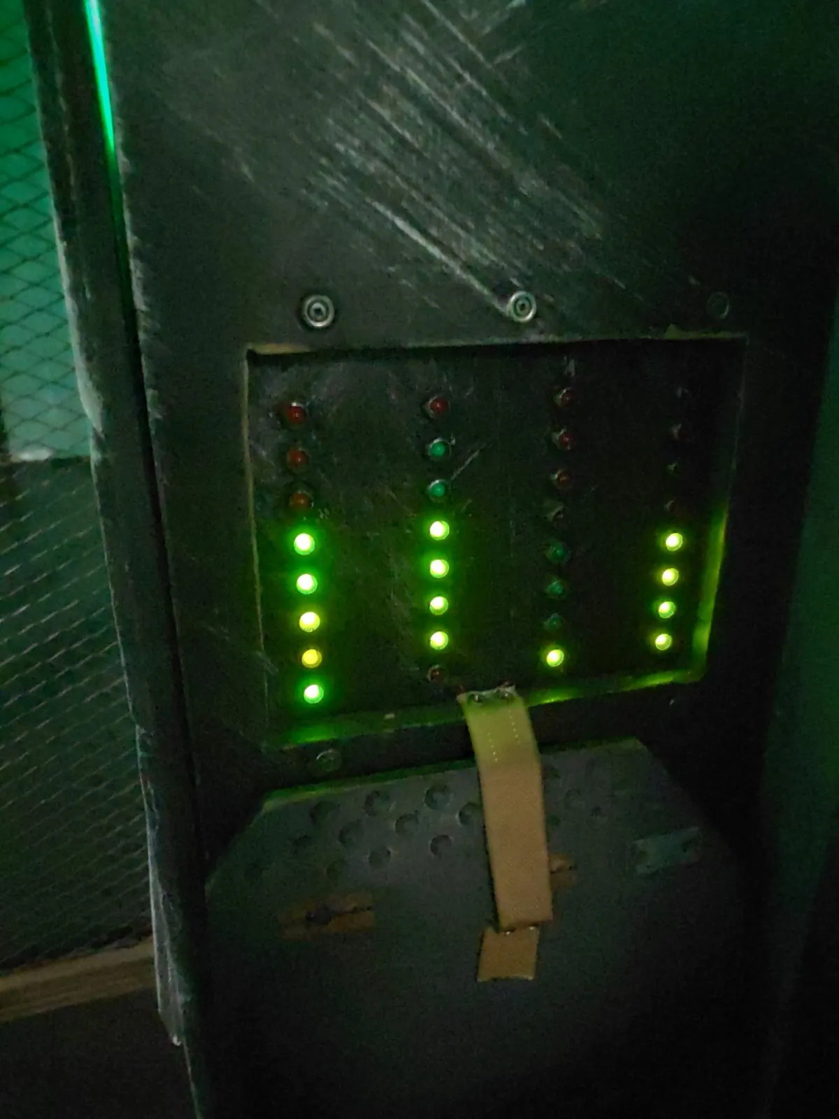 Panell de diagnòstic amb quatre columnes de LEDs verds, grocs i vermells